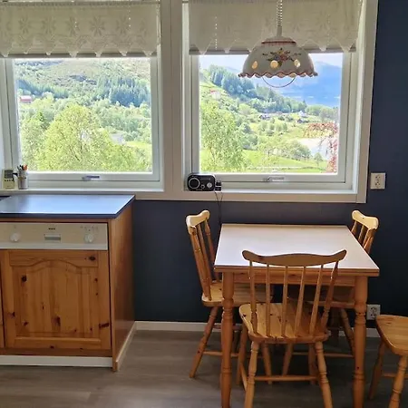 Hus Med 5 Soverom Pa Hakallestranda I Vanylven Holiday home