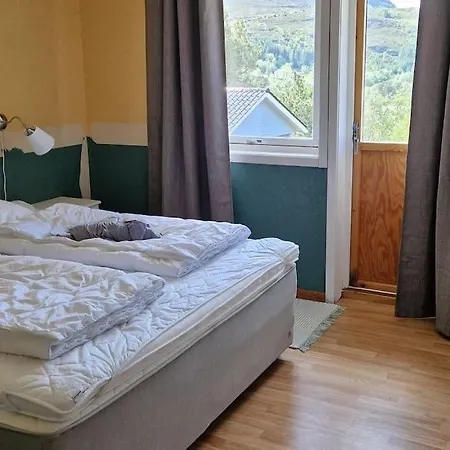 Hus Med 5 Soverom Pa Hakallestranda I Vanylven