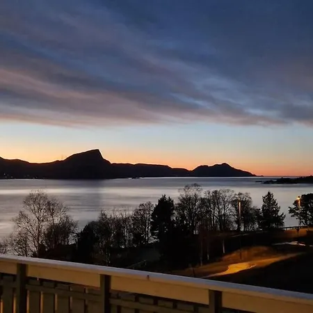 Hus Med 5 Soverom Pa Hakallestranda I Vanylven 別荘