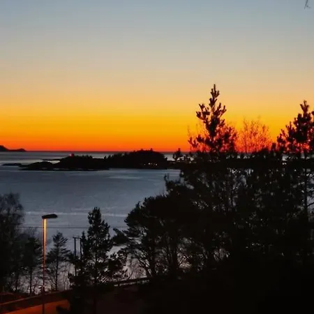 別荘 Hus Med 5 Soverom Pa Hakallestranda I Vanylven Sandvik